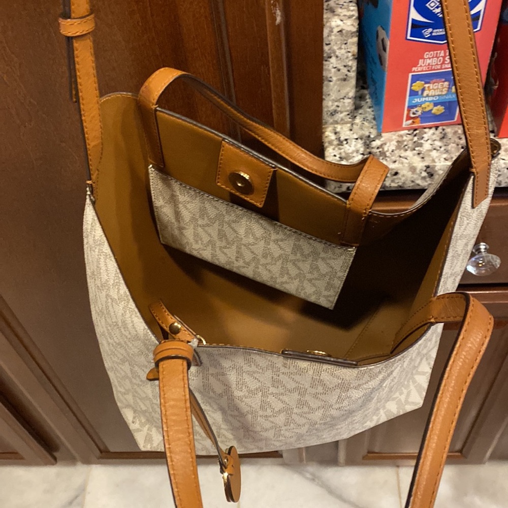 MK Purse - Picture 4 of 4